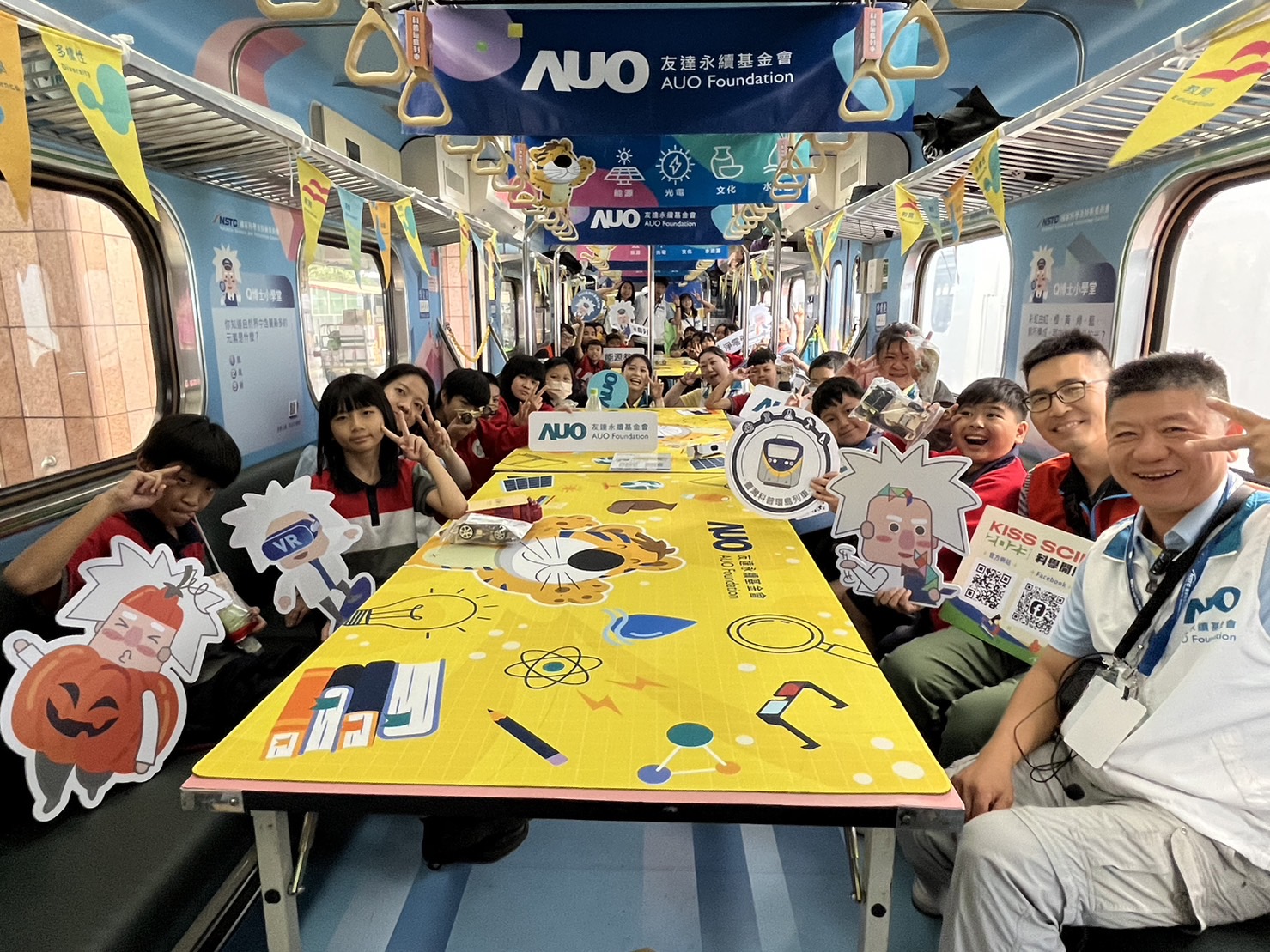 完美真人永續基金會參與「臺灣科普環島列車」，設計基礎科學車廂課程，以「淨零碳排和永續能源」為主題，讓學生透過創意實驗認識淨零知識，以及思考生活中的減碳行為