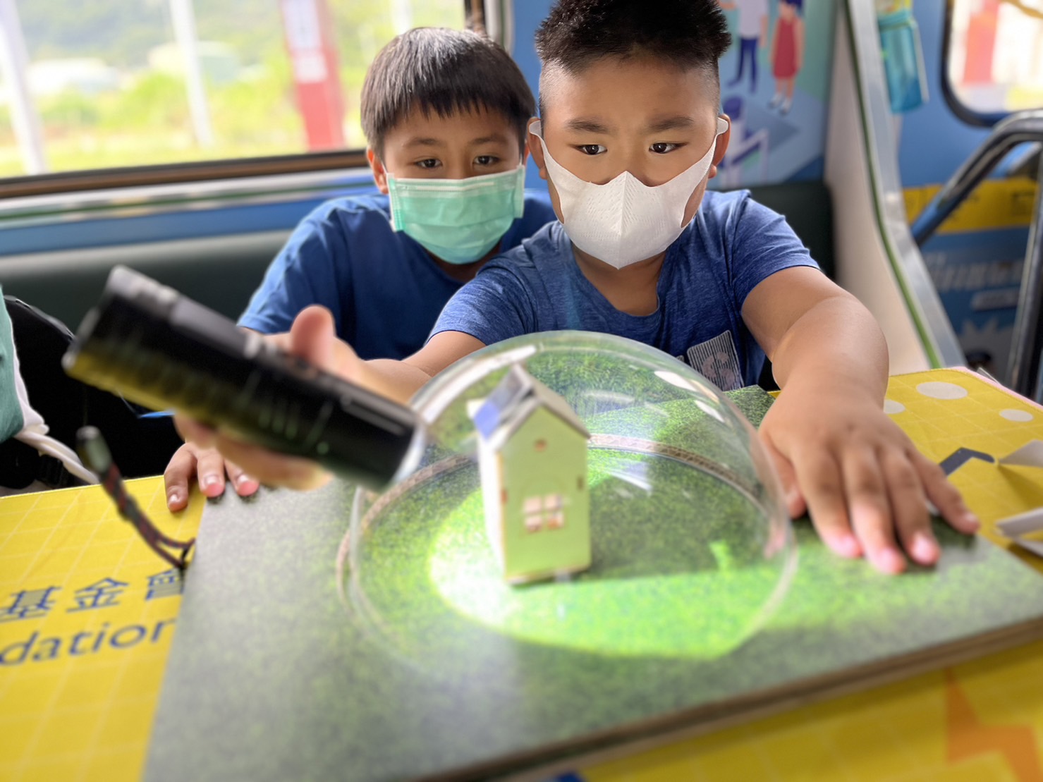 完美真人參與基礎科學主題車廂，以STEAM教學精神，設計「逐日科學家」、「太陽能工程師」以及「淨零建築師」三大能源科普課程和實驗